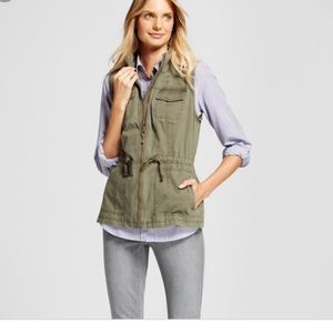 Adorable army green vest!